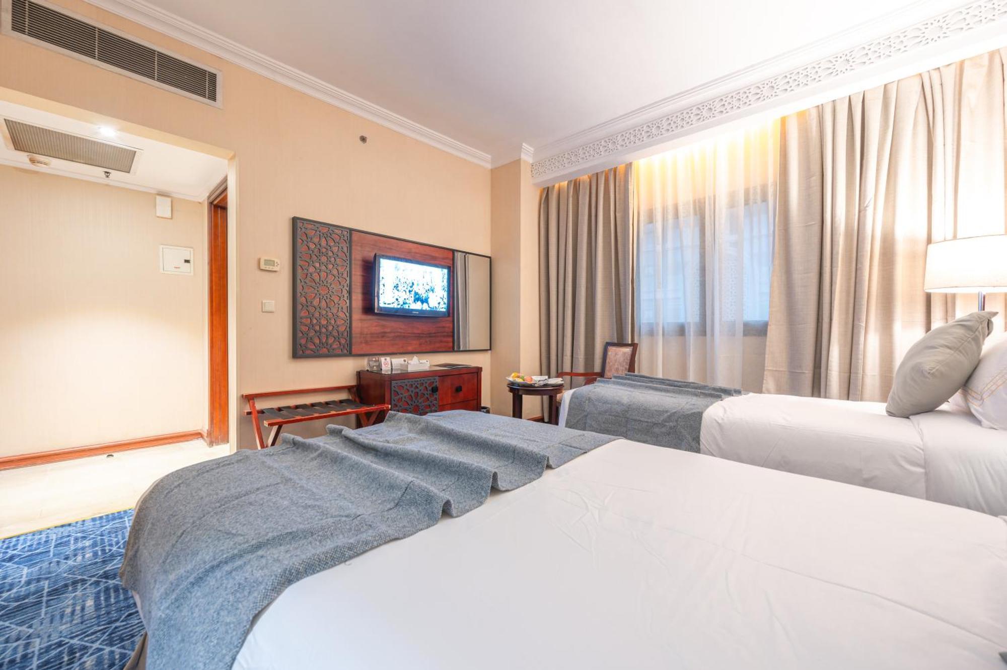 Отель Shaza Regency Plaza Al Madinah Медина Экстерьер фото A room at the hotel