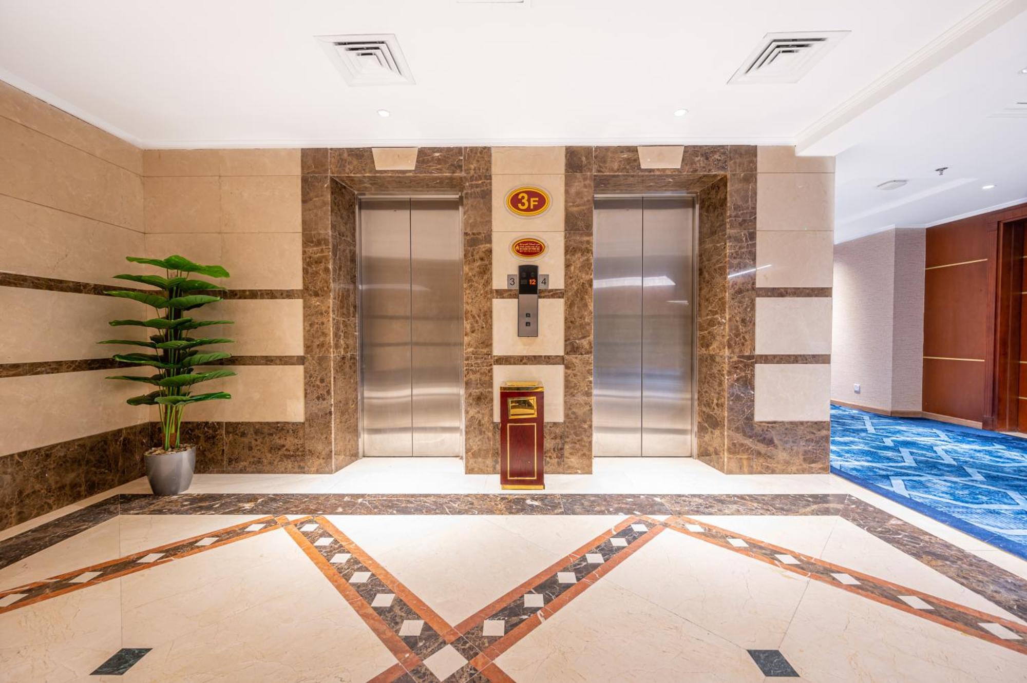 Отель Shaza Regency Plaza Al Madinah Медина Экстерьер фото Elevators at the hotel