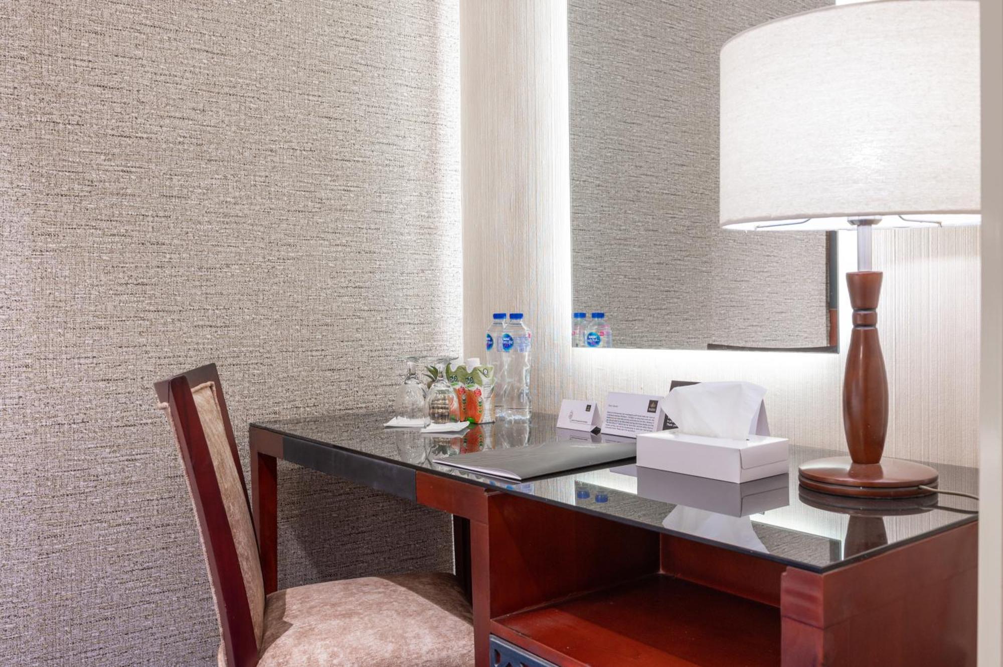 Отель Shaza Regency Plaza Al Madinah Медина Экстерьер фото A table lamp